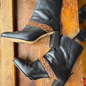 Black leather ankle boots with leopard stripe womens size 6.5